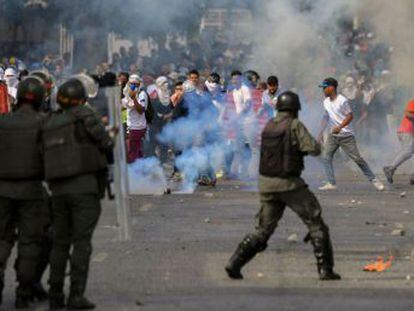 El apoyo de Estados Unidos y de numerosos países latinoamericanos a Juan Guaidó refuerza al líder opositor que se ha proclamado presidente interino de Venezuela
