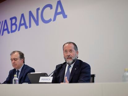 El presidente de Abanca, Juan Carlos Escotet (derecha), en una imagen del pasado 28 de julio.