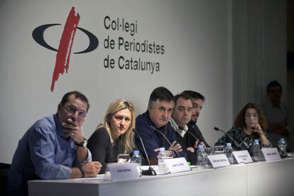 Mesa redonda en el Colegio de Periodistas de Catalu&ntilde;a con (de izquierda a derecha) Joan Roura, Marta L&oacute;pez, Gervasio S&aacute;nchez, Xavier Mas, Samuel Aranda y M&oacute;nica Bernab&eacute;.