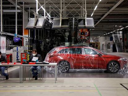 Dos trabajadores de Seat en la planta de Martorell (Barcelona).