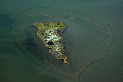 Vista aérea de una de las islas de New Harbor, doblemente protegida contra el crudo.