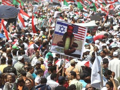 Miles de personas se manifiestan en la plaza de Tahrir en El Cairo.