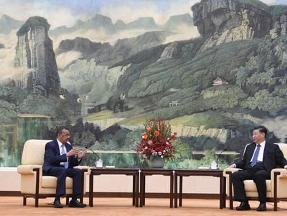 El director de la Organización Mundial de la Salud (OMS), Tedros Adhanom, con el presidente chino Xi Jinping, en Pekín el pasado 28 de enero.