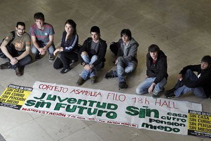 Miembros de la plataforma <i>Juventud sin futuro</i>, que ha organizado esta semana una manifestación en Madrid para protestar por la situación que sufre su generación.