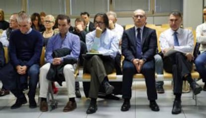 Los acusados del 'caso Emarsa', entre ellos con chaqueta y corbata, Crespo.