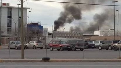 Incendio al interior del Cereso número 3 de Ciudad Juárez, durante el motín de este 1 de enero.