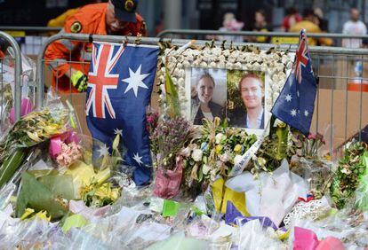 Coronas de flores adornan los retratos de Katrina Dawson y Tori Johnson, fallecidos en el ataque terrorista, el pasado 23 de diciembre. 