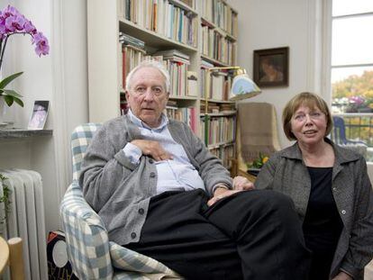 Tomas Transtr&ouml;mer y su esposa, M&oacute;nica, en su casa de Estocolmo tras recibir la noticia del galard&oacute;n.