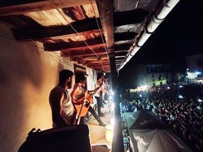 El grupo La M.O.D.A. durante su concierto el pasado sábado en Sedano, un pueblo de 140 habitantes en Burgos.
