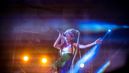 La cantante peruana Renata Flores durante su concierto el día 03 de diciembre en el marco de la Feria Internacional del Libro de Guadalajara.