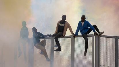 Cuatro ninots de la falla municipal, que representan a migrantes, están colocados sobre la valla perimetral de la 'mascletà' de las Fallas 2024 en la plaza del Ayuntamiento de Valencia.