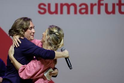 La vicepresidenta segunda del Gobierno, Yolanda Díaz, se abraza a la alcaldesa de Barcelona, Ada Colau, en un acto de Sumar celebrado este mes en la ciudad condal.