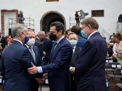 Moreno Bonilla, en el centro, saluda al lehendakari Iñigo Urkullu, en presencia de los presidentes de Ceuta, Melilla y Extremadura, este sábado en La Palma.