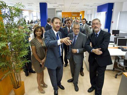 Griñán, junto a la delegada de Gobernación, el presidente de Novasoft (con la mano alzada) y el consejero de Innovación. 