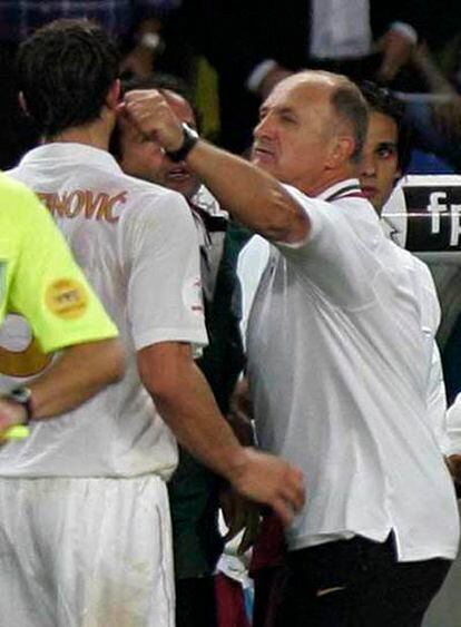 Scolari, a la derecha, lanza un puñetazo a Dragutinovic.