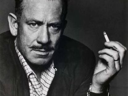 El escritor John Steinbeck, retratado por Capa.