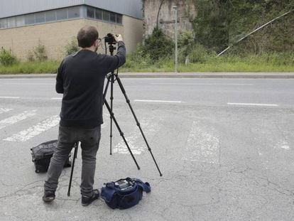 El fotógrafo Eduardo Nave, de espaldas, fotografía este jueves el lugar donde fue asesinado en 1968 José Antonio Pardines, la primera víctima de ETA.