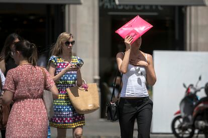 Un día más, las máximas irán de los 35° a los 40°. Se alcanzará o superará la cota de los 40° en puntos del valle del Ebro como Logroño y Zaragoza, así como en ciudades del Tajo, como Toledo, y del Guadiana, como Badajoz, mientras que se llegará a 39° en Madrid. En la imagen, una mujer se protege del sol en Barcelona.