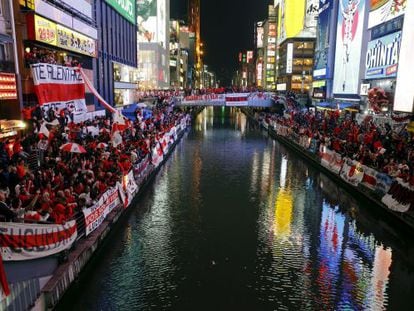 Hinchas del River Plate se manifiestan el pasado martes en el canal Dotonbori del centro de Osaka para alentar a sus jugadores.