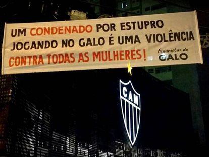 Pancarta frente a la sede del Atlético Mineiro, conocido popularmente como Galo.