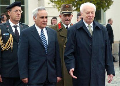 El presidente israelí (segundo por la izquierda), junto a su homólogo húngaro Ferenc Madl.