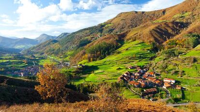 El pueblo de Carmona, en el valle cántabro de Cabuérniga.