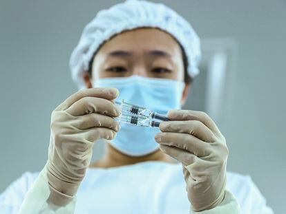 Revisión de viales de la vacuna contra la covid de Sinopharm, el pasado 25 de diciembre en Pekín.