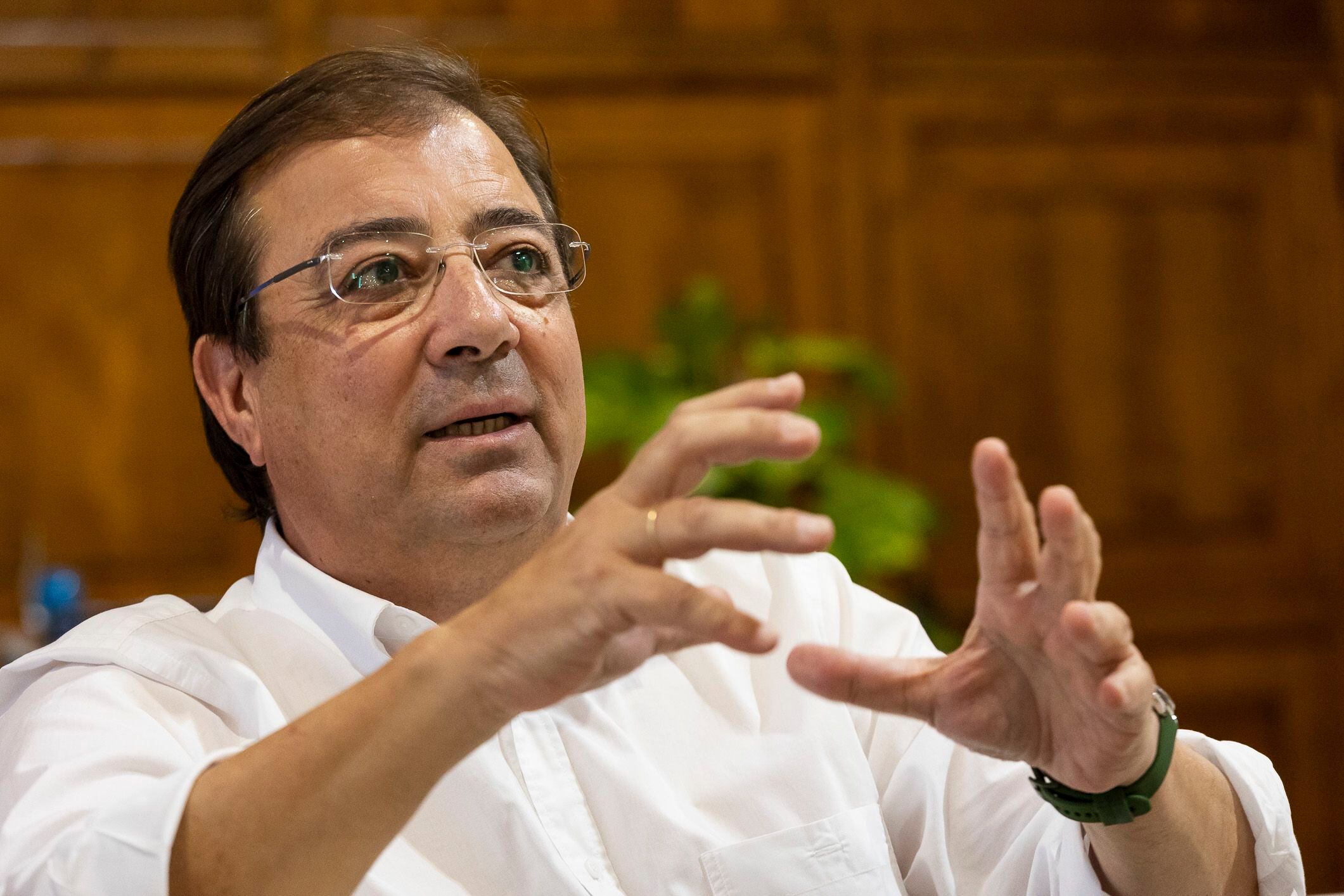 Guillermo Fernández Vara, durante la entrevista en la sede de presidencia de la Junta de Extremadura.