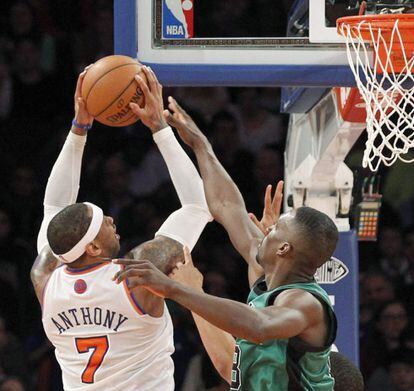 Carmelo Anthony, de los Knicks, intenta anotar frente a Green, de los Celtics.