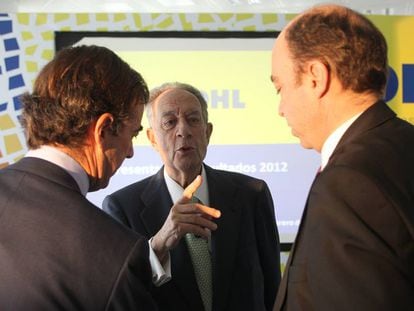 El empresario Juan Miguel Villar Mir, primer accionista de OHL, entre su hijo y presidente de la constructora, Juan Villar-Mir, y el CEO del grupo, Juan Osuna.