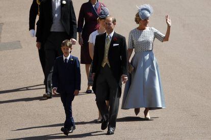 El principe Eduardo (centro), conde de Wessex, llega con su esposa Sofía.