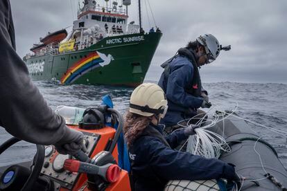 Activistas de Greenpeace a bordo del Arctic Sunrise han retirado 30 kilómetros de artes de pesca de dos palangreros industriales de la UE en el Atlántico Norte, uno de ellos operando en un área marina protegida. 

  
