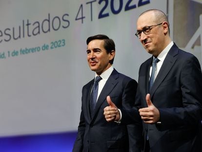 El presidente de BBVA, Carlos Torres Vila (a la izquierda), y el consejero delegado, Onur Genç, presentan los resultados correspondientes al ejercicio 2022, este miércoles en Madrid.
