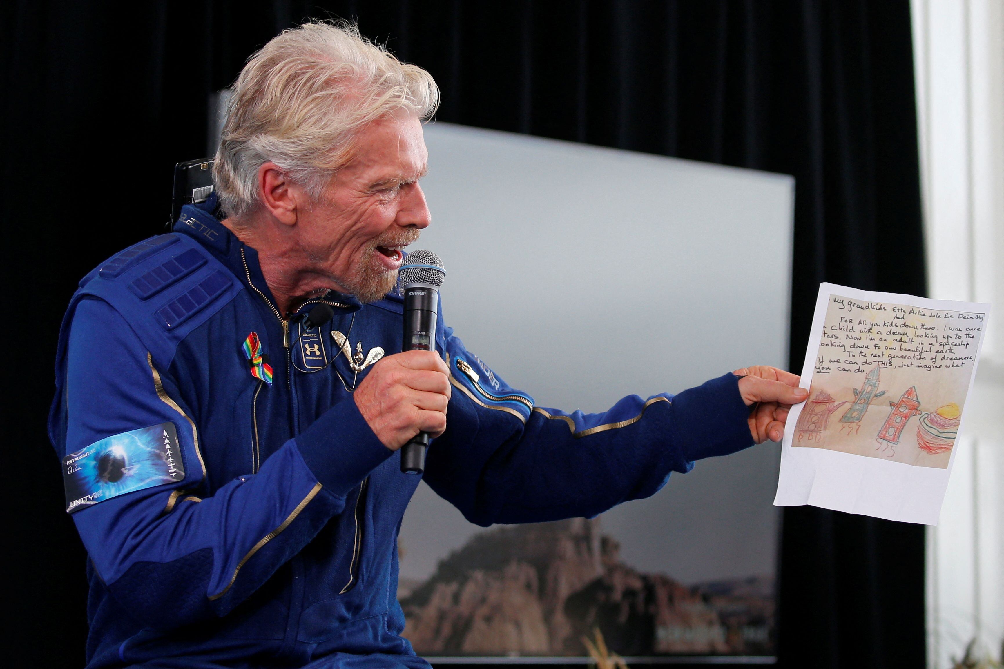 El empresario multimillonario Richard Branson, durante una conferencia de prensa después de volar con una tripulación en el avión-cohete de pasajeros VSS Unity de Virgin Galactic el 11 de julio de 2021. 