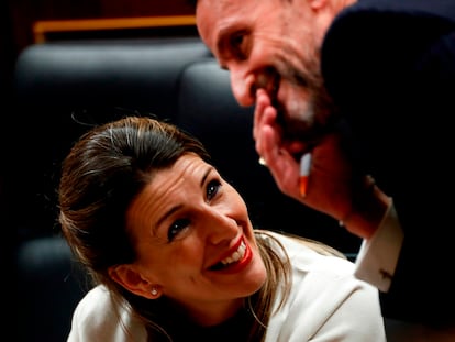 Yolanda Díaz y Edmundo Bal en el salón de plenos del Congreso, en abril de 2020.