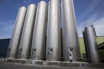 Silos de leche de la fábrica de Leche Río.