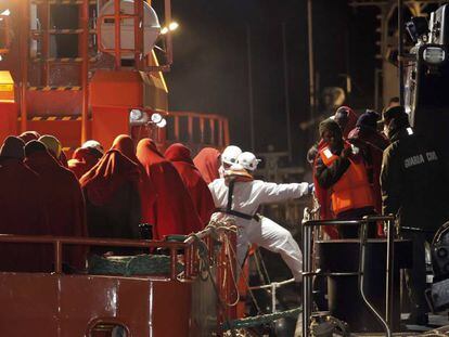 Inmigrantes rescatados en aguas de Almer&iacute;a el pasado domingo.