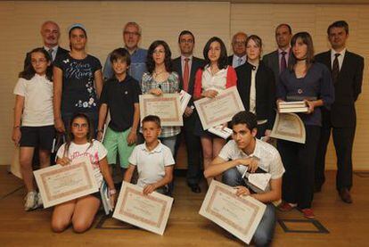 Los ganadores del concurso con Arturo Canalda y directivos editoriales y de Protégeles.