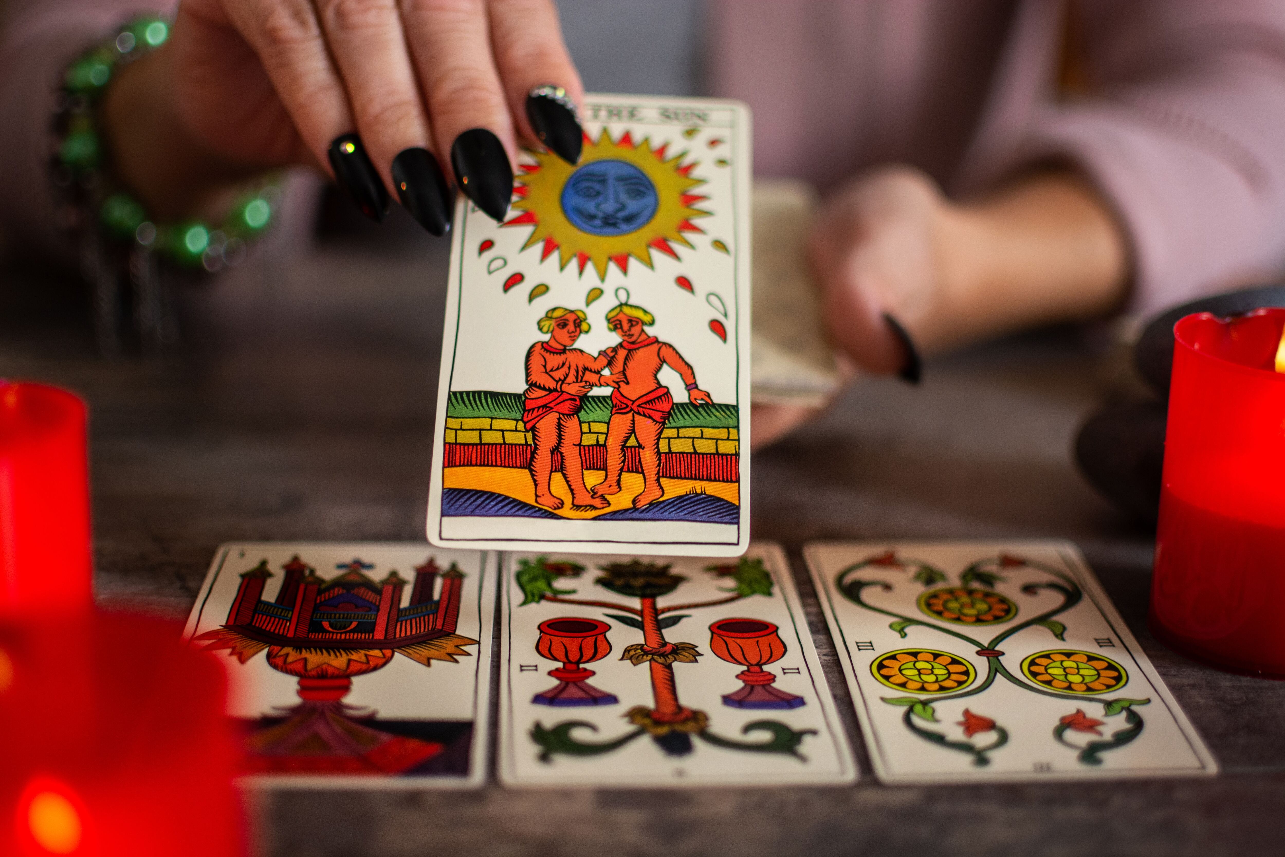 El ‘efecto Forer’, el motivo por el que muchas personas creen en el tarot