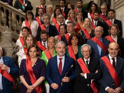 Presidentes de los grupos municipales en el Ayuntamiento de Barcelona, con el alcalde Jaume Collboni en el centro.