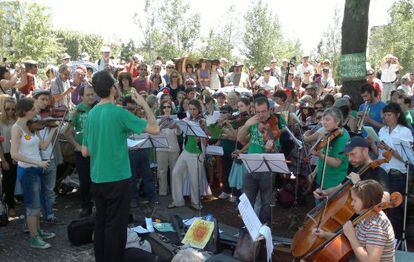 La 'orquesta indignada', en acción junto al puente de Segovia.