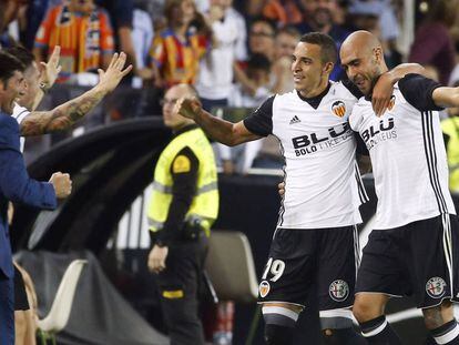 Rodrigo y Zaza acuden a celebrar un gol con Marcelino, frente al Sevilla en Mestalla.