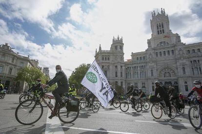 Manifestación ciclista demandando una red de carriles bici seguros en Madrid el 24 de abril. 