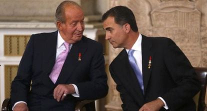 Don Juan Carlos y don Felipe al inicio del acto de sanción de la abdicación.