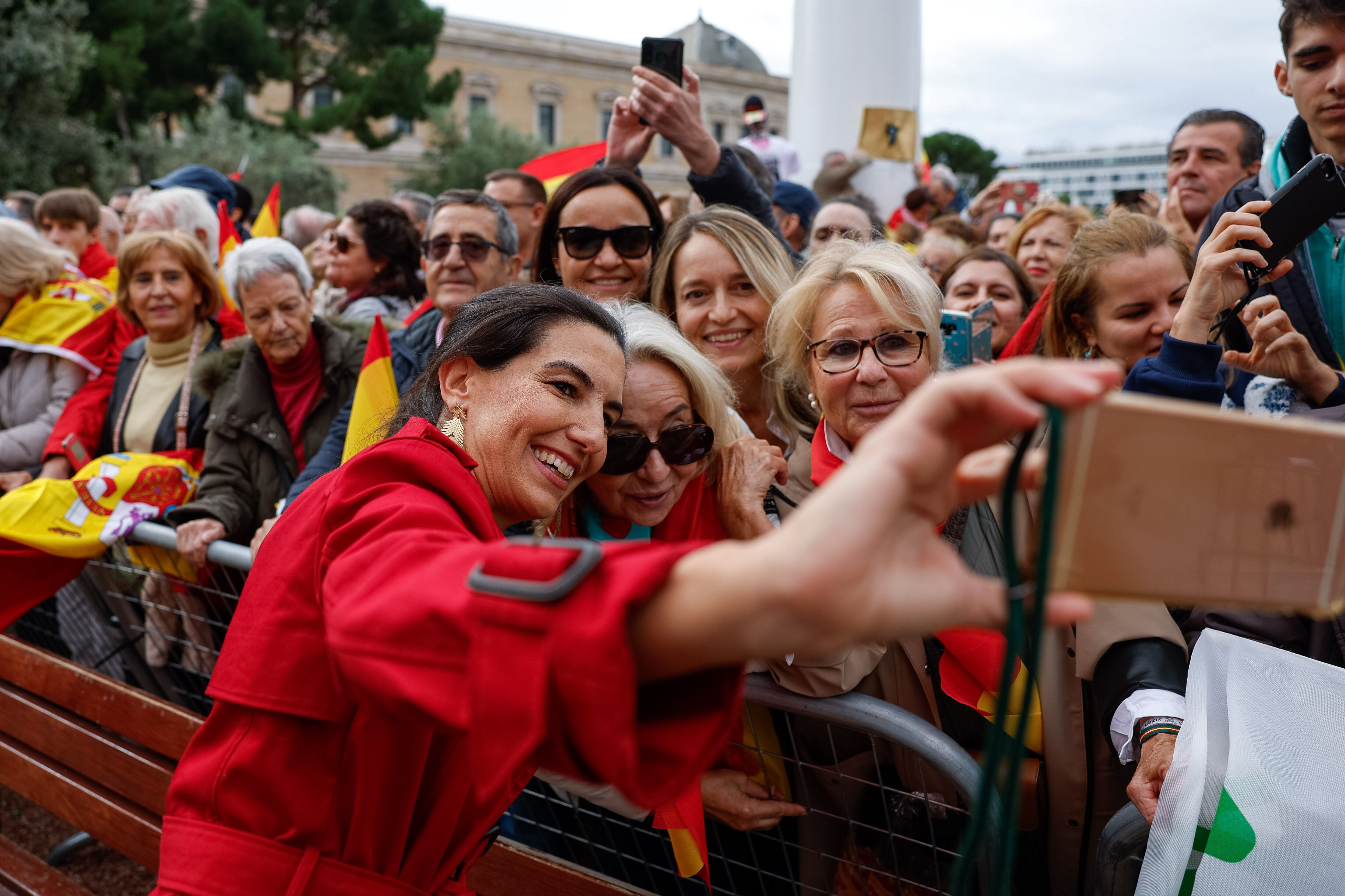 La portavoz de Vox en la Asamblea de Madrid, Rocío Monasterio, se fotografía con asistentes a la manifestación.