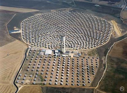 Vista aérea de los helióstatos de Abengoa en Sanlúcar la Mayor (Sevilla).