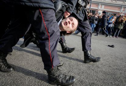 Policías detienen a un simpatizante de la oposición del Gobierno ruso durante una protesta en Moscú, el 26 de marzo de 2017.
