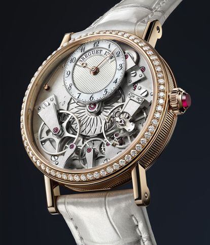 Breguet lanza una nueva versión  de Tradition Dame en oro rosa, de carga automática. En la luneta lleva 68 diamantes.