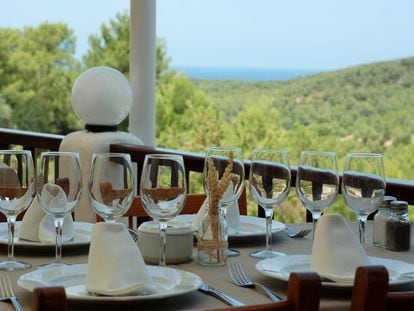 Terraza del restaurante S&#039;Espartar, en Ibiza. 