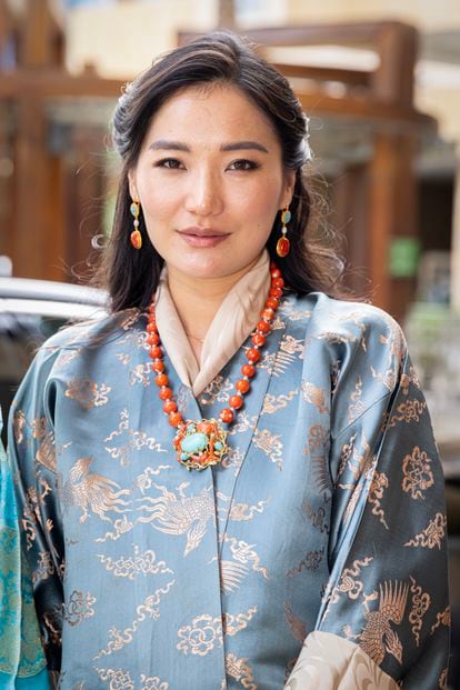 De entre los asistentes de la realeza más internacional, ha acaparado los focos la reina Jestun de Bután, quien se convirtió en la reina más joven del planeta al casarse en 2011 con Jigme Khesar Namgyel Wangchuk, conocido como 'El Rey Dragón', quien en esta ocasión no ha acudido al evento. 